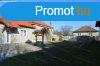 J ron feljtott csaldi hz 8 km-re a Balatontl elad! -