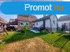 Elad csaldi hz Balatonkeresztr, 	Kzpontban lv mgis c